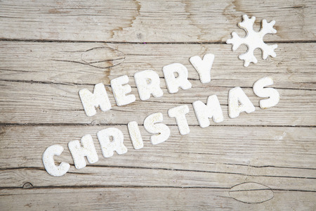 Weihnachtlicher grauer Holz Hintergrund mit Merry Christmas Buchstabenの写真素材