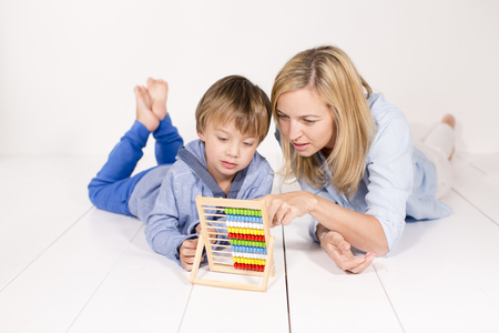 Mutter lernt mit Sohn rechnenの写真素材
