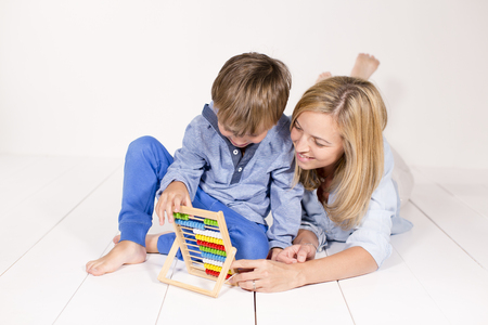 Mutter lernt mit Sohn rechnenの写真素材