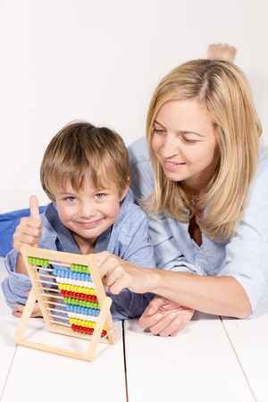 Mutter lernt mit Sohn rechnenの写真素材