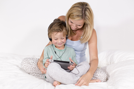Mutter und sohn im bett