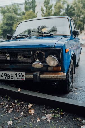 Voronezh, Russia August 17, 2019: Forgotten rusty car on road. Abandoned rusty old car on road. Car after an accidentのeditorial素材
