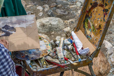 Paintress depicting mountain landscape outdoors.のeditorial素材