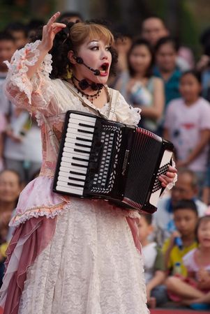 BANGKOK, THAILAND - DECEMBER 13: Japanese musical clown Migiwa, Clown of the Opera, during a performance at the International Street Show in Bangkok, Thailand on December 10-13, 2009. のeditorial素材