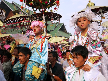 MAE HONG SON - APRIL 6: Young boys participating in the traditional Poy Sang Long Ceremony where young Shan boys are dressed like princes and paraded through the streets before entering monkhood on April 6, 2011 in Mae Hong Son, Thailand.のeditorial素材