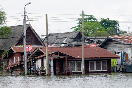 Flooded houses along a canal in Bangkok during the monsoon season.のeditorial素材