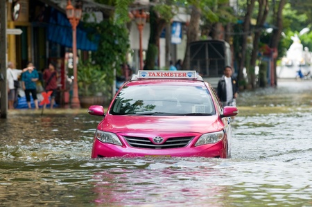 BANGKOK, THAILAND - OCTOBER 29: Pink taxi navigating a street during the worst flooding in decades in Bangkok, Thailand on October 29, 2011.のeditorial素材