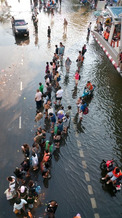 BANGKOK, THAILAND - NOVEMBER 6: Bus passengers waiting for transportation into a flooded area during the worst flooding in decades in Bangkok, Thailand on November 6, 2011.のeditorial素材
