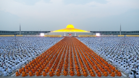 PATHUM THANI - JANUARYÊ27: The final meditation at Wat Dhammakaya after 1,128 monks have wandered 460km through Bangkok and surroundings on JanuaryÊ27, 2013 in Pathum Thani, Thailand.のeditorial素材