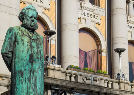 Statue of Henrik Ibsen, one of the greatest playwrights ever, in front of the National Theatre in Oslo, Norway. The statue was made by Stephan Sinding and erected in 1899. Ibsen died in 1906.のeditorial素材