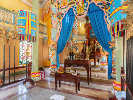 Interior of the Cao Dai temple in Hoi An, Quang Nam province, Vietnam. Cao Dai is a monotheistic syncretic religion that retains many Vietnamese folk religions such as ancestor worshipping, and was officially established in the city of Tay Ninh in southerのeditorial素材