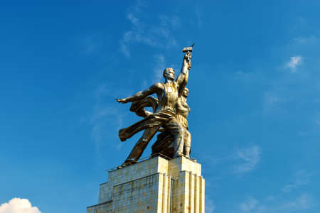 Moskau, Russia - July 22, 2016: Famous soviet monument Rabochiy i Kolkhoznitsa. Worker and Kolkhoz...
