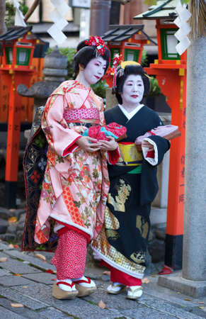 KYOTO, JAPAN - NOVEMBER 8, 2011 - Young Maiko and Geiko attending the annual Kanikakni festival in Gionのeditorial素材