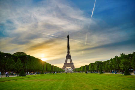 Scenic view of the Eiffel tower in Paris during sunset on a summer eveningの写真素材