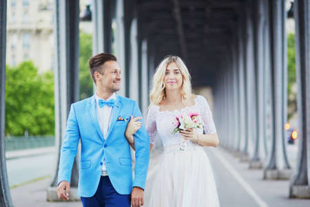 Just married couple in Paris, France. Beautiful young bride and groom on Bir-Hakeim bridge. Romantic wedding conceptの写真素材