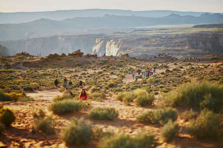 OCTOBER 25, 2015 - HORSESHOE BEND: Tourists walking to Horseshoe Bend, in the Colorado Canyon, Arizona, USAのeditorial素材