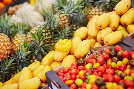 Fresh organic mangoes on farmers market in Paris, Franceの写真素材