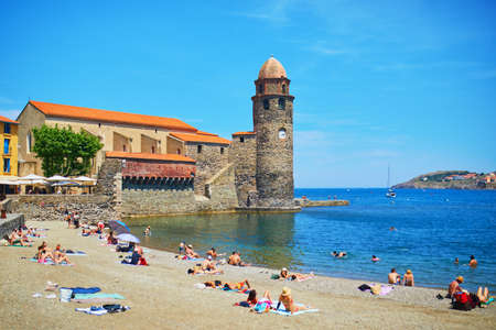 COLLIOURE, FRANCE - JUNE 12, 2021: People relaxing on the beach on a hot summer day in Collioure, Franceのeditorial素材