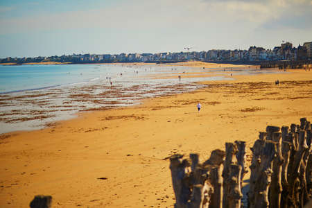 Scenic view of Plage du Sillon beach in Saint-Malo, Brittany, France. Photo taken at low tideの写真素材