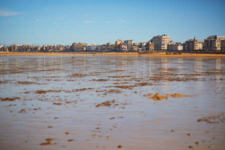 Scenic view of Plage du Sillon beach in Saint-Malo, Brittany, France. Photo taken at low tideの写真素材