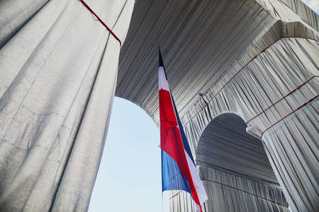 PARIS, FRANCE - SEPTEMBER 26, 2021: Triumphal Arch wrapped in silvery blue fabric and red rope as a posthumous project planned by the artists Christo and Jeanne-Claudeのeditorial素材