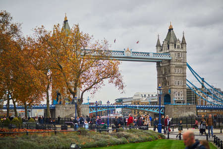 LONDON, UNITED KINGDOM - NOVEMBER 13, 2021: Famous Tower Bridge over the river Thames in Londonのeditorial素材
