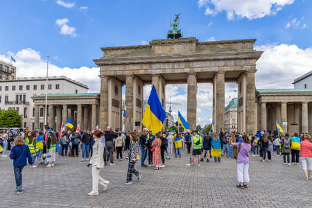 BERLIN, GERMANY - May 22nd, 2022: War in Ukraine: hundreds of supporters of Ukraine gathered in the center of Berlin to urge European leaders to refuse from russian oil and gas.のeditorial素材