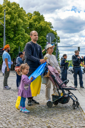 BERLIN, GERMANY - May 22nd, 2022: War in Ukraine: hundreds of supporters of Ukraine gathered in the center of Berlin to urge European leaders to refuse from russian oil and gas.のeditorial素材