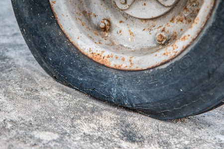 Detail Shot of a Flat Tire on a old Carの写真素材