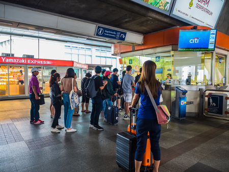 BANGKOK, THAILAND - MAY 6,2017 : Unidentified  passengers waiting for coin change at BTS Skytrain Phayathai Station on May 6, 2017 in Bangkok, Thailand.のeditorial素材
