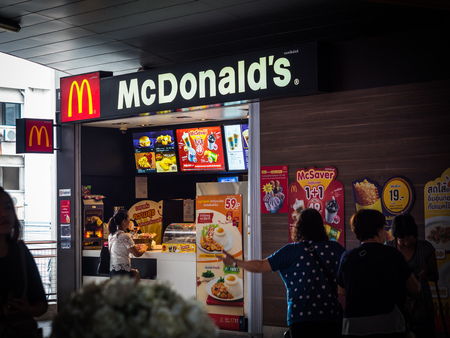 BANGKOK, THAILAND - MAY 6,2017 : Unidentified  passengers order food at a counter service McDonald's restaurant in BTS Skytrain Phayathai Station on May 6, 2017 in Bangkok, Thailand.のeditorial素材