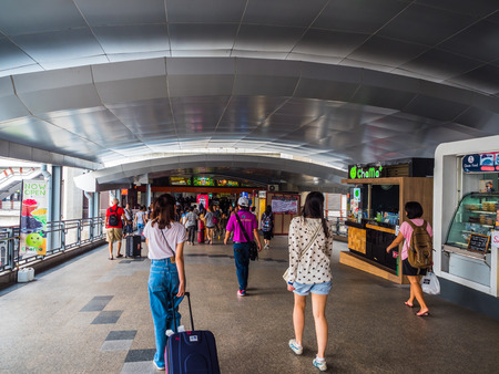 BANGKOK, THAILAND - MAY 6,2017 : Unidentified  passengers walk to BTS Skytrain from the Suvarnabhumi Airport Rail Link Train at Phayathai Station on May 6, 2017 in Bangkok, Thailand.のeditorial素材