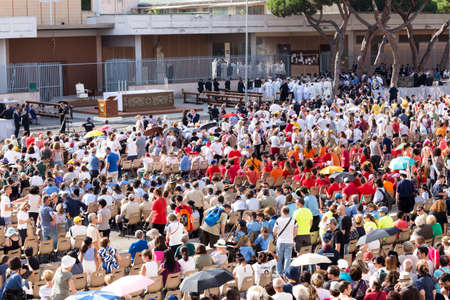Ostia Lido - Rome, Italy June 3, 2018: Waiting for Pope Francesco Bergoglio celebrates the Corpus Domini Mass in St. Monica Square with crowds of faithful and tourists ready to celebrate the event.のeditorial素材