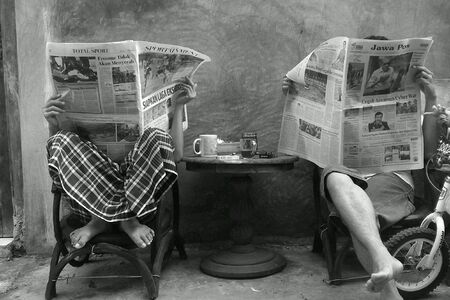 people reading newspaperの素材