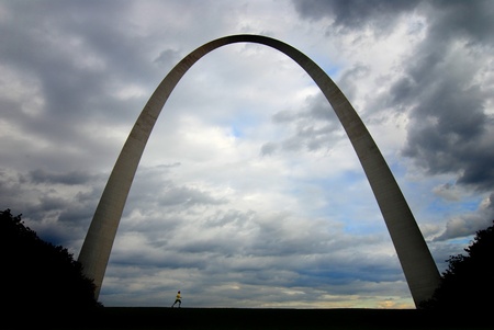 Runner running under the St. Louis Arch with Clouds in the Skyのeditorial素材