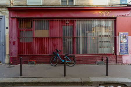 Bicycles parked in front of a red door in Paris, Franceのeditorial素材