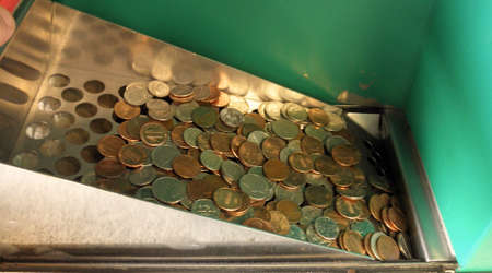 USA coins/change drop in to a elcetronic coin counting machineの写真素材