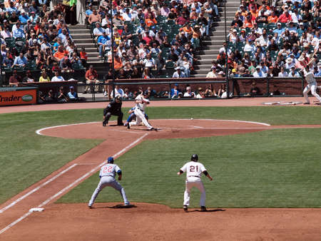 Giants Vs. Cubs: Ball bounces off the ground as Giants Aubrey Huff hits pitch with Freddy Sanchez taking lead from 2nd.  August 12  2010 Att Park San Francisco Californiaのeditorial素材