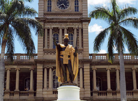 Statue of the King Kamehameha I of Hawaii.  The Kamehameha Statue stands prominently in front of Ali'iolani Hale in Downtown Honolulu, Hawai'i. it was built in 1878 to commemorate the 100 year discovery of Hawai'i by Captain Cookのeditorial素材