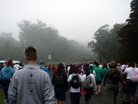 SAN FRANCISCO - JULY 15: long line of people participating to the AIDS Walk 2007 walking down into Golden Gate Park on a foggy day July 15, 2007 in San Francisco.       のeditorial素材