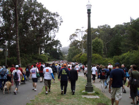 SAN FRANCISCO - JULY 15: long line of people walking at the AIDS Walk 2007 though Golden Gate Park on July 15, 2007 in San Francisco.       のeditorial素材