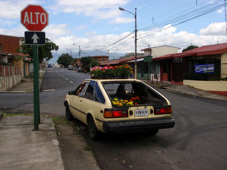 HEREDIA, COSTA RICA- AUGUST 11: Costa Rican Flower Delievery car at stop sign with flowers in back and on roof August 11, 2009 Heredia, Costa Rica.
のeditorial素材