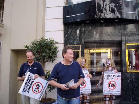 SAN FRANCISCO,CA - AUGUST 31: People protest retail store about Fur with girls in plaid patterned body paint and men passing out handouts holding signs taken August 31 2007.のeditorial素材