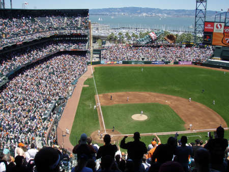 SAN FRANCISCO, CA - MAY 3: Giants Vs. Phillies: Giants Barry Bonds passes 3rd base after hitting his 744 homerun Taken May 3 2007 at Att Park San Francisco, CA.のeditorial素材