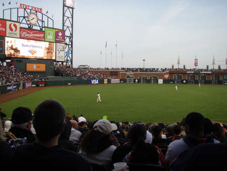 SAN FRANCISCO, CA - MAY 3: Giants Vs. Phillies: Giants Outfielder Barry Bonds slowly walks out to left field between innings Taken May 3 2007 at Att Park San Francisco, CA.のeditorial素材