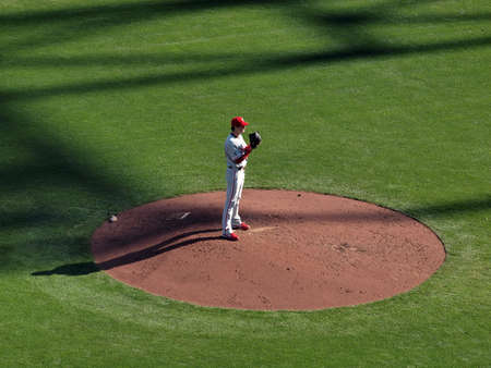 SAN FRANCISCO, CA - OCTOBER 19: Giants vs. Phillies: Philles Cole Hamels stands on mound lifting glove up towards face as he prepares to pitch game three of the NLCS 2010 taken October 19, 2010 AT&T Park San Francisco. のeditorial素材