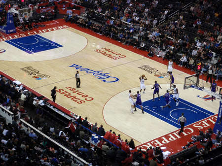 LOS ANGELES, NOVEMBER 25: Clippers vs. Kings: Clippers player holds ball up looking for someone to pass to at Staples Center taken November 25 2010 Los Angeles California.のeditorial素材
