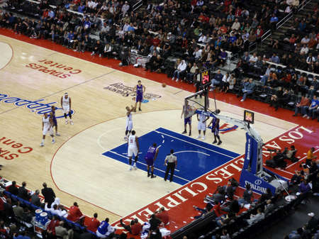 LOS ANGELES, NOVEMBER 25: Clippers vs. Kings:Clippers player shoot free throw from line at Staples Center taken November 25 2010 Los Angeles California.のeditorial素材