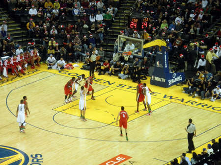 OAKLAND, CA - DECEMBER 25: Portland Blazers vs. Golden State Warriors: Warriors David Lee takes free throw shoot with players beginning to fight for rebound at the Oracle Arena taken December 25, 2010 Oakland California.のeditorial素材