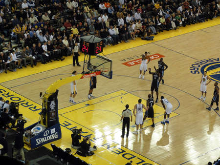OAKLAND, CA - MARCH 11: Magic vs. Warriors: Magic Dwight Howard takes Free throw shoot at Oracle Arena taken March 11, 2011 Oakland California.のeditorial素材